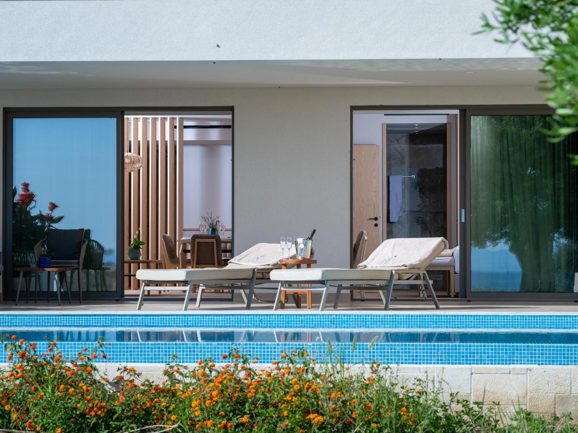 Ammoa Luxury Hotel & Spa Resort Nikiti  Exterior foto A private pool at a hotel